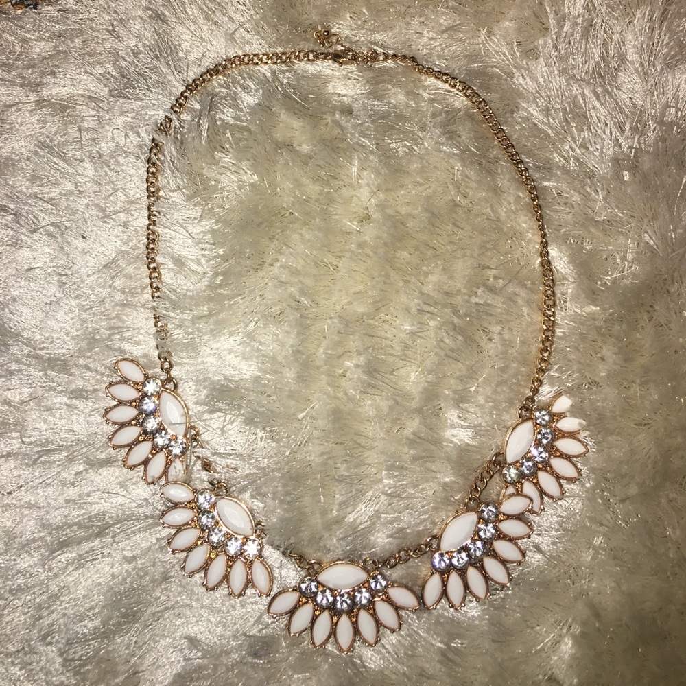 Super cute necklace! Worn maybe one time.