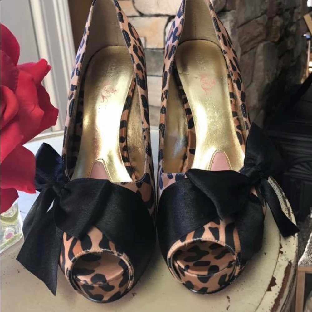 Stunning Paris Hilton Leopard Heels Size 9 1/2