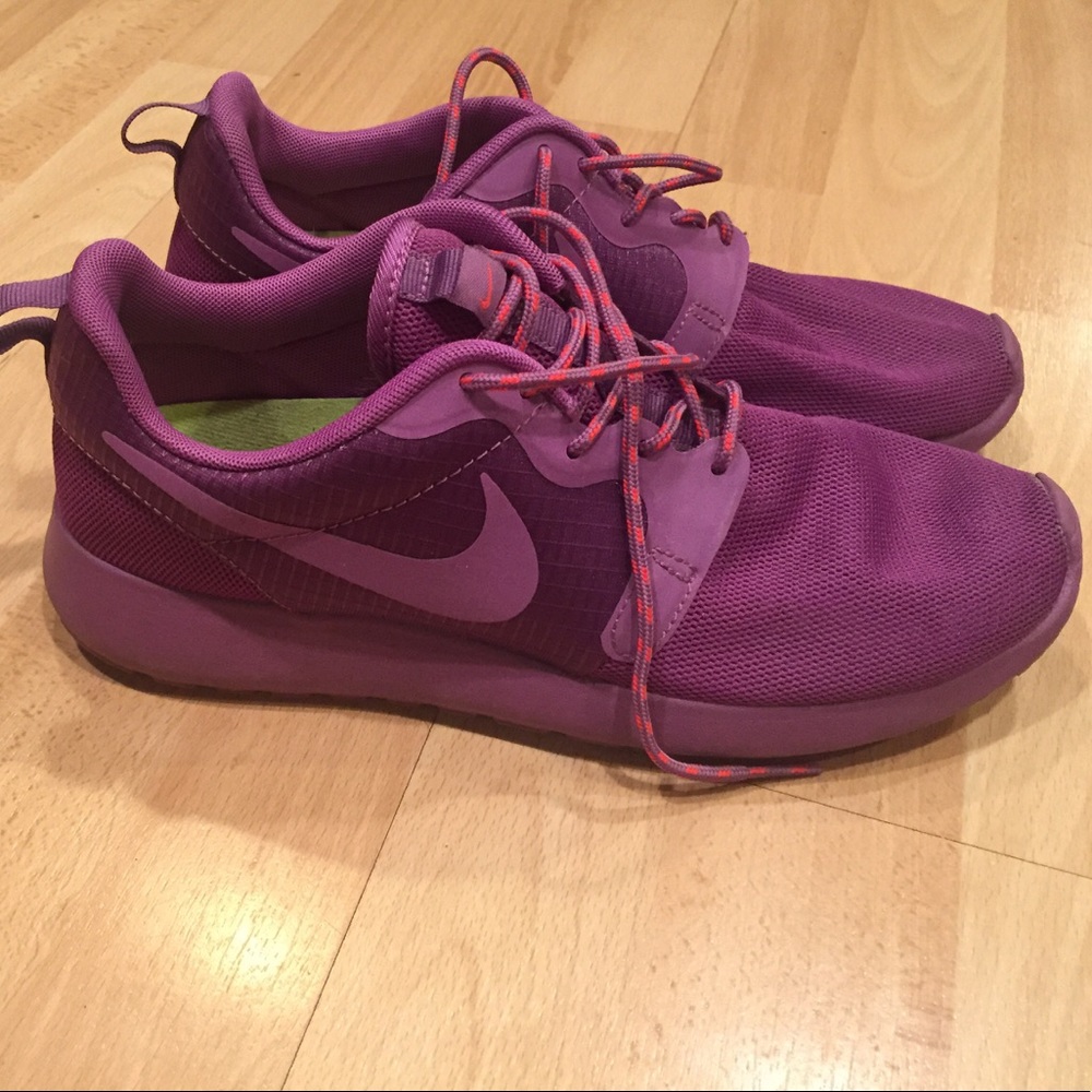 Nike Roshe- solid magenta color, Rare!