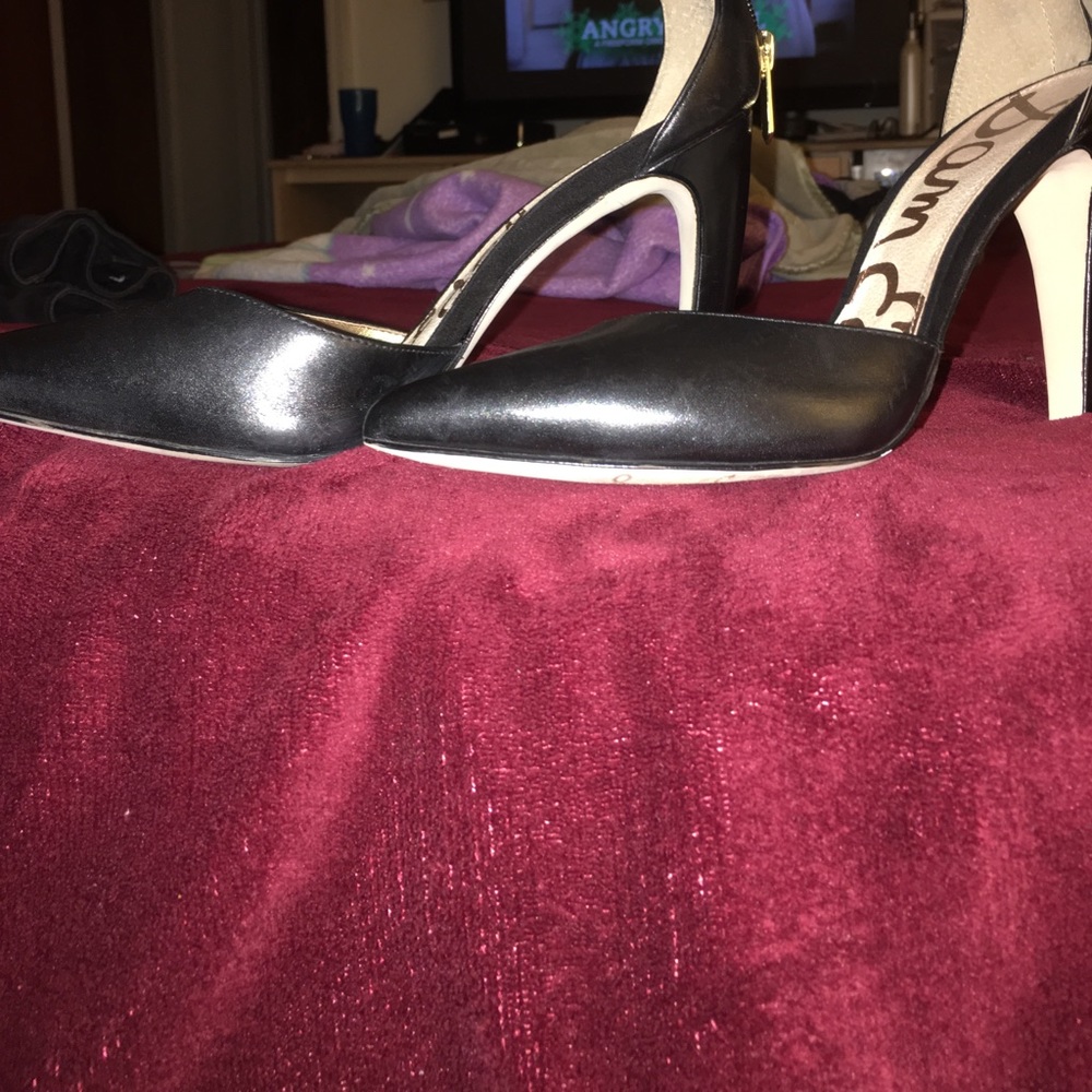 Black Leather Pumps - Picture 3 of 7