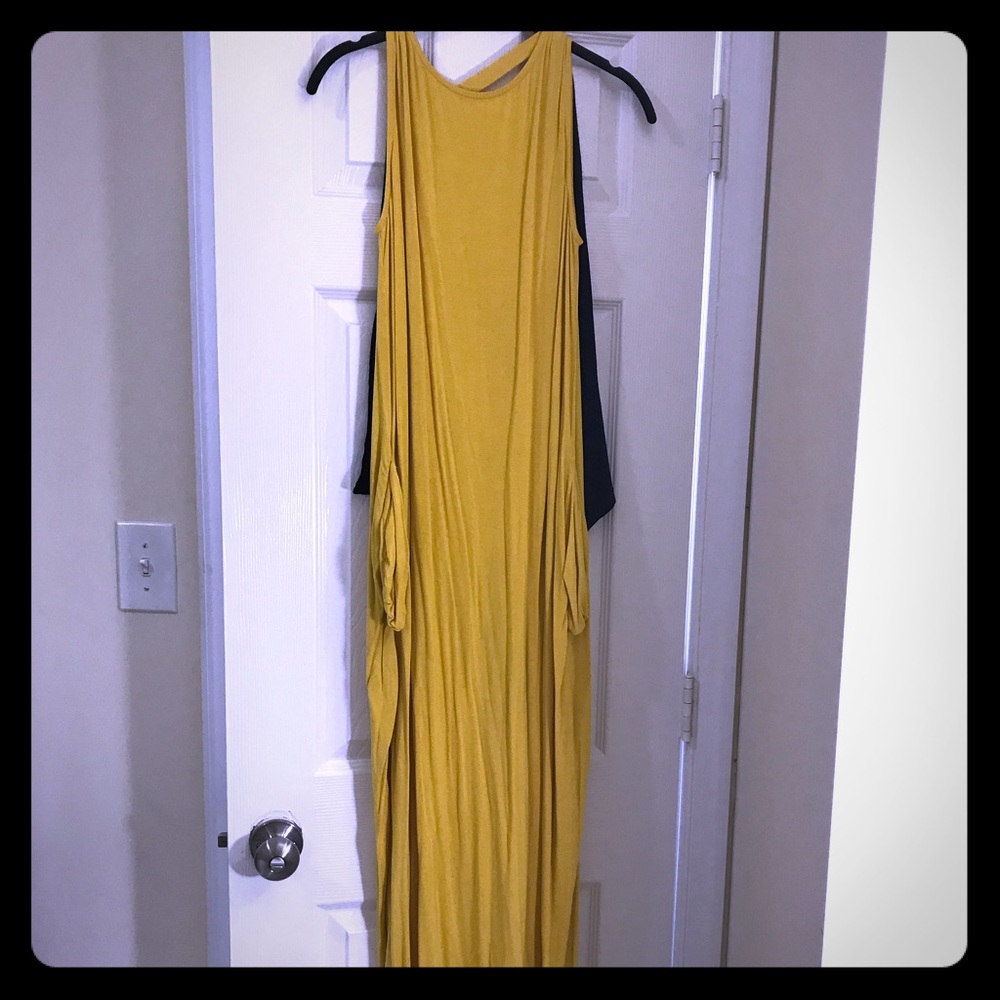 Yellow dress with black tail