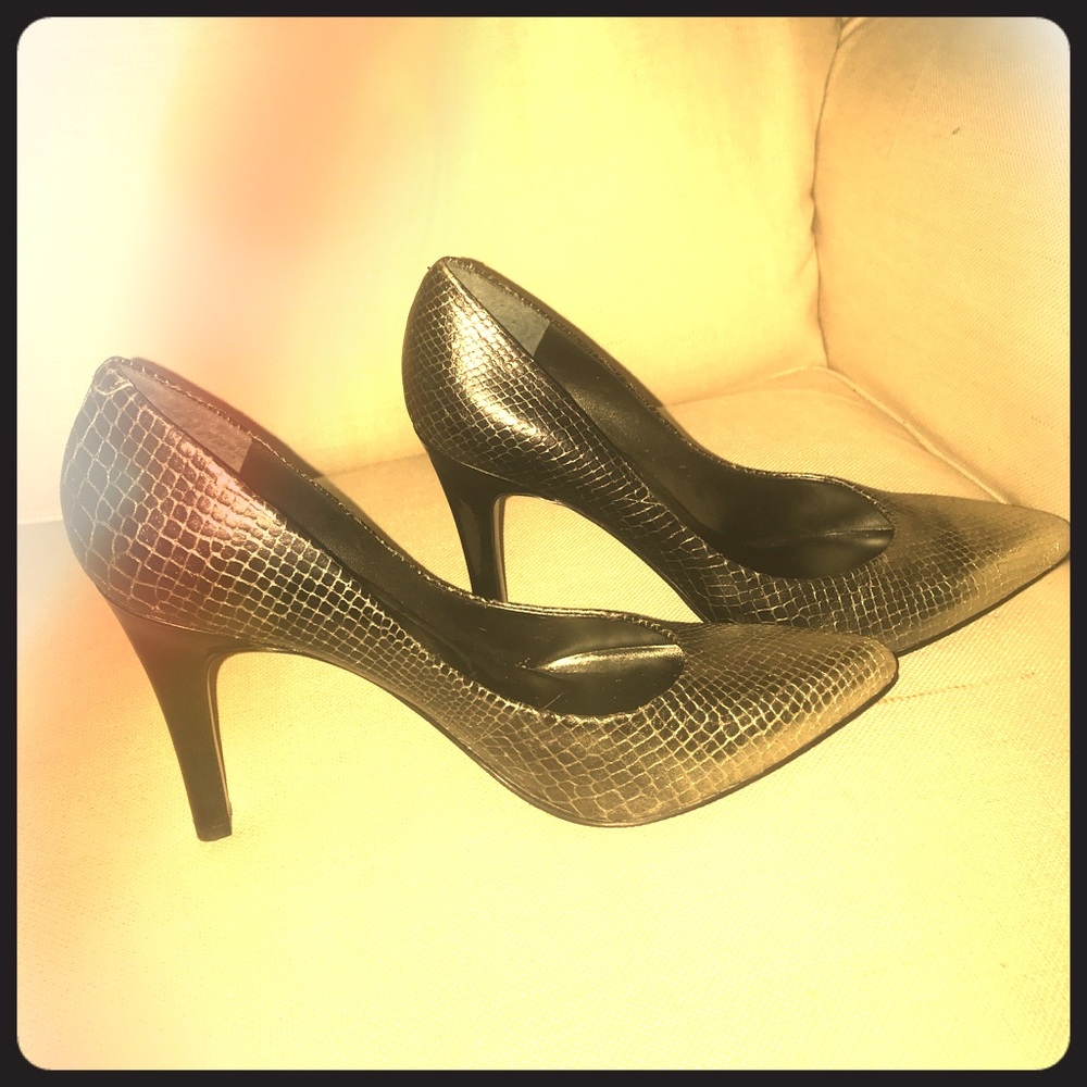 Nine West Heels! Women’s size 8! Gray snake skin
