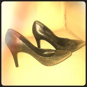 Nine West Heels! Women’s size 8! Gray snake skin