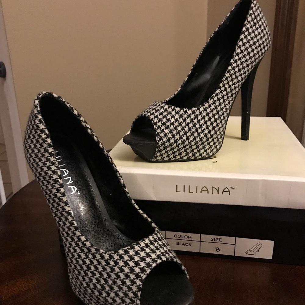 Black and white peep toe pumps size 8
