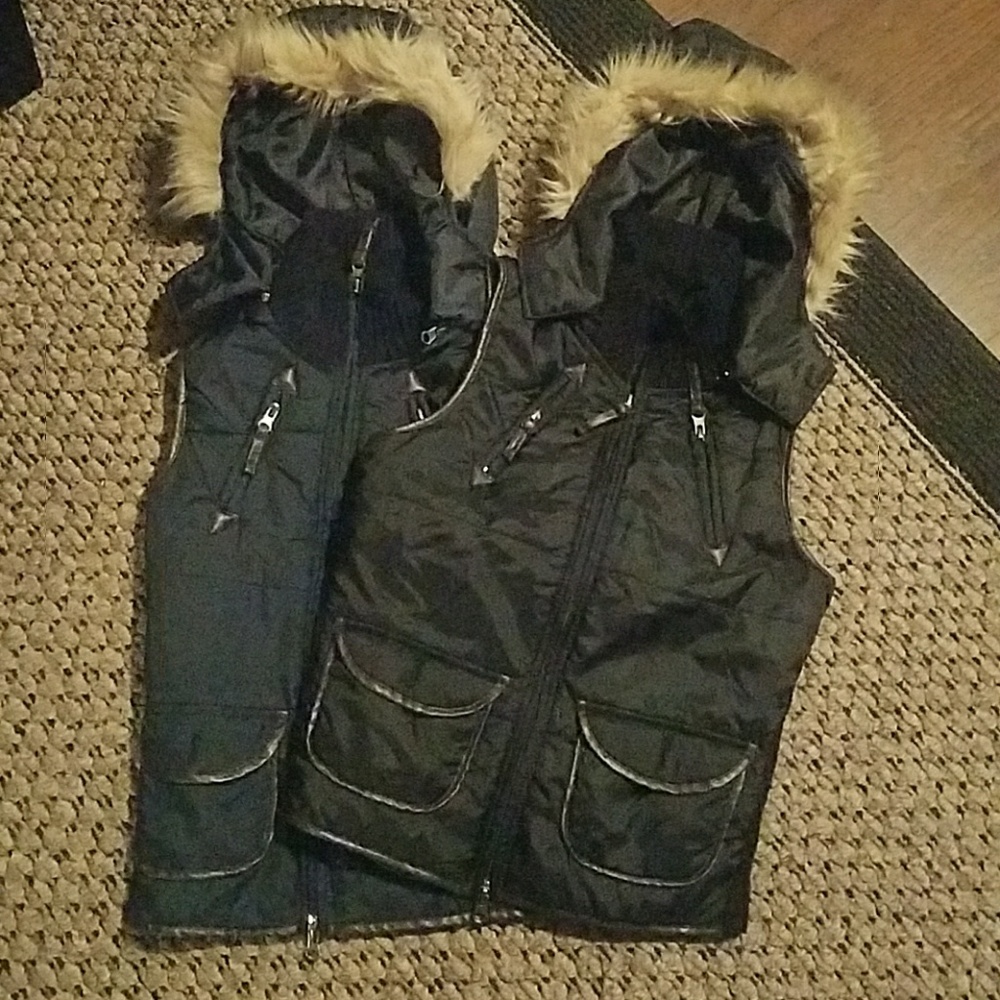 ~SOLD~~~~2 Vests for the price of 1. Awsome Deal🛍