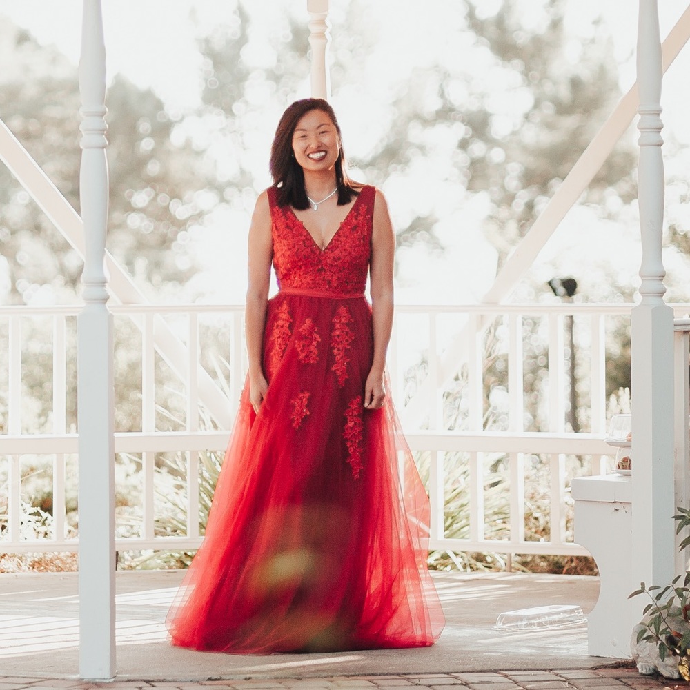 V-neck red tulle gown