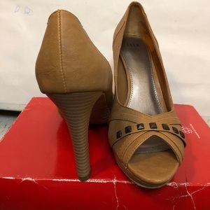 Elle sz 10 heels -style “ALI” in the color “CAMEL”