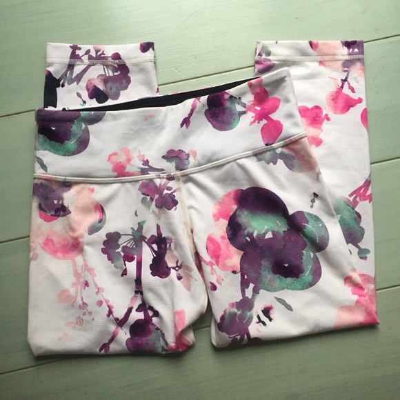 lululemon athletica Pants - Lululemon Blurred Blossom Wunder Under Crop