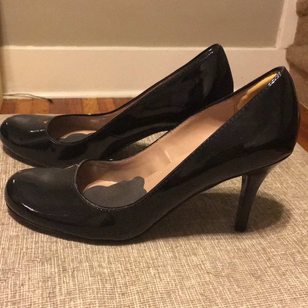 Tahari black patent leather pumps round toe