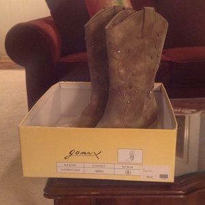 Gomax cowboy boots size 9