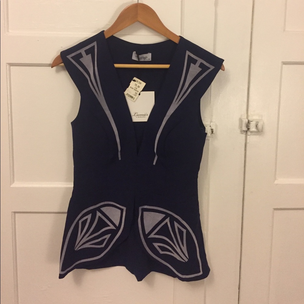 Deep V contrast detail top