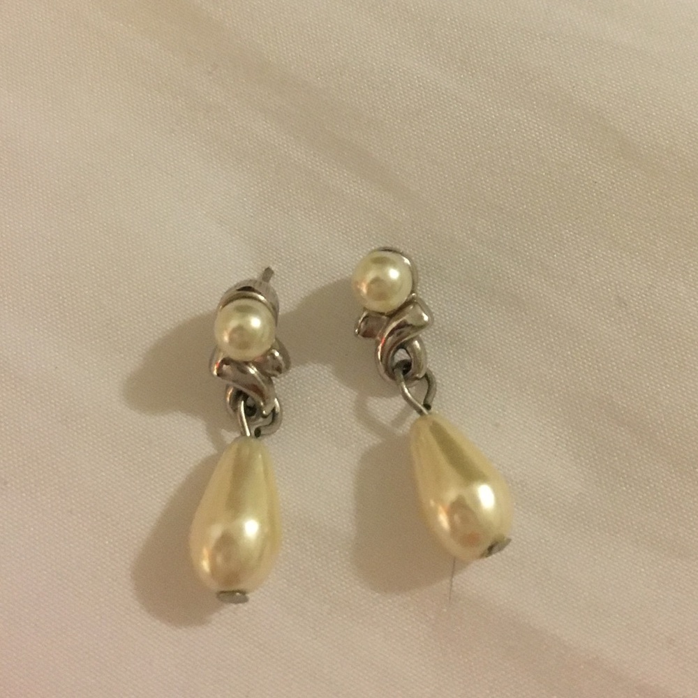 Pearl drop earrings