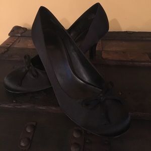Mootsies Tootsies black pumps