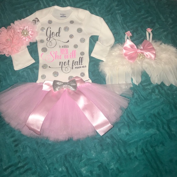 Newborn Angel outfit (NB to 12 mos). - Picture 1 of 5