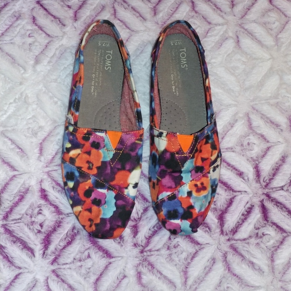 🌸 Adorable Floral Print Toms 🌺