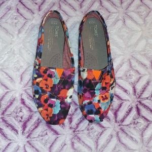 🌸 Adorable Floral Print Toms 🌺