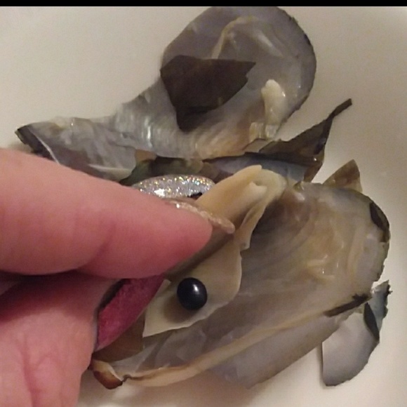 SALESnowman necklace with surprise pearl in oyster - Picture 3 of 6