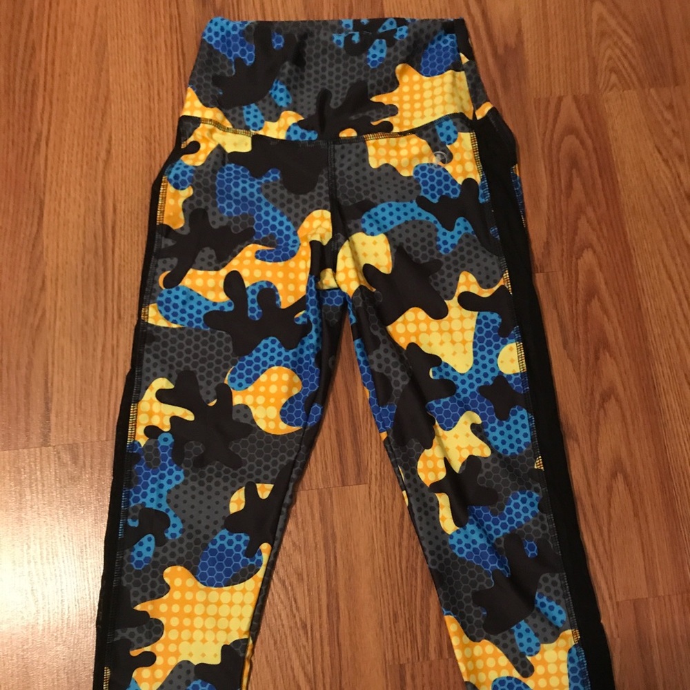 ABS2BFITNESS leggings. Camo, size small