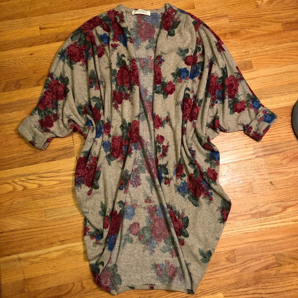 ๐ BOGO FREE SALE! ๐ LAST ONE! Floral Cardigan ๐ธ - Picture 4 of 6