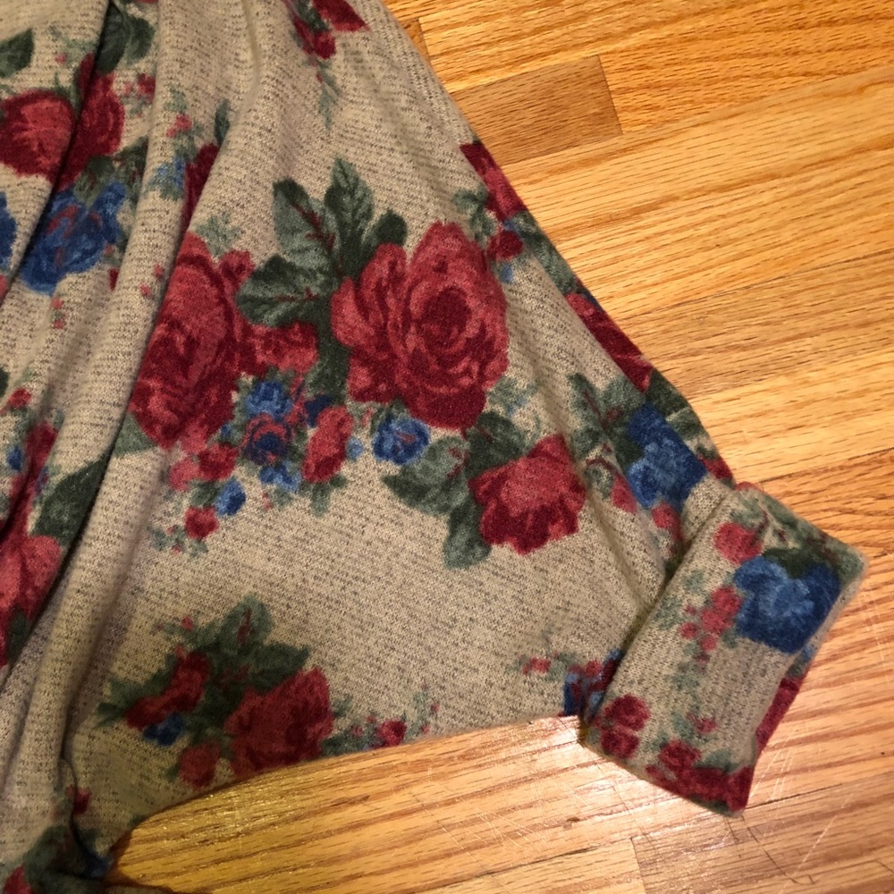 ๐ BOGO FREE SALE! ๐ LAST ONE! Floral Cardigan ๐ธ - Picture 5 of 6
