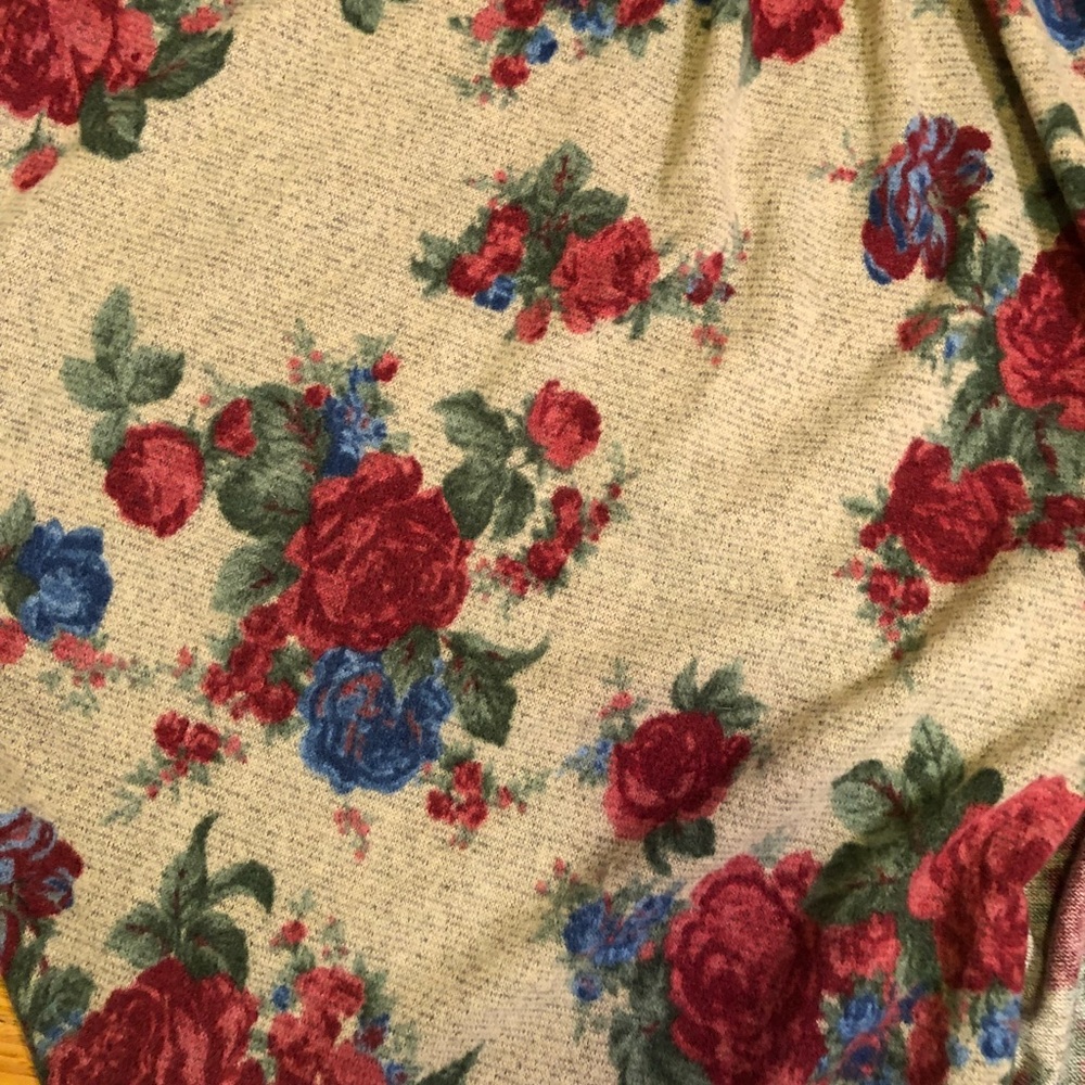 ๐ BOGO FREE SALE! ๐ LAST ONE! Floral Cardigan ๐ธ - Picture 6 of 6