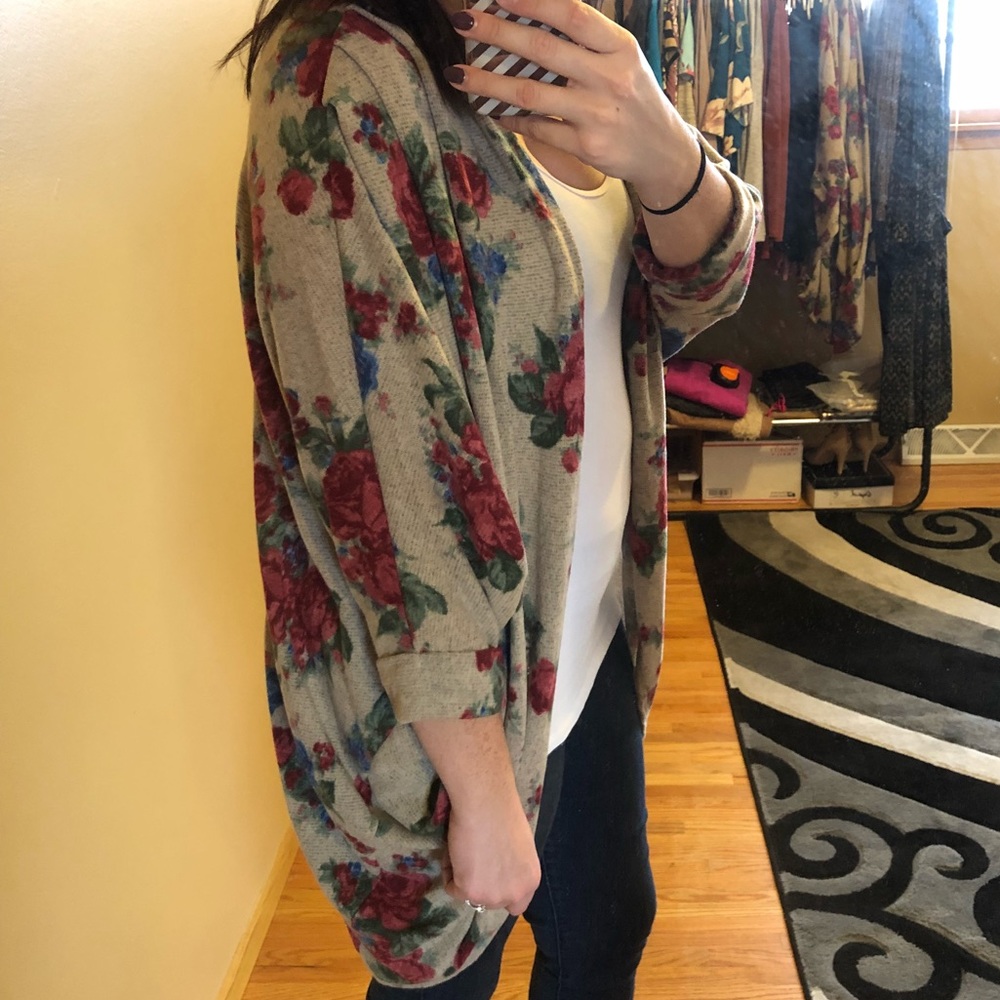๐ BOGO FREE SALE! ๐ LAST ONE! Floral Cardigan ๐ธ - Picture 2 of 6