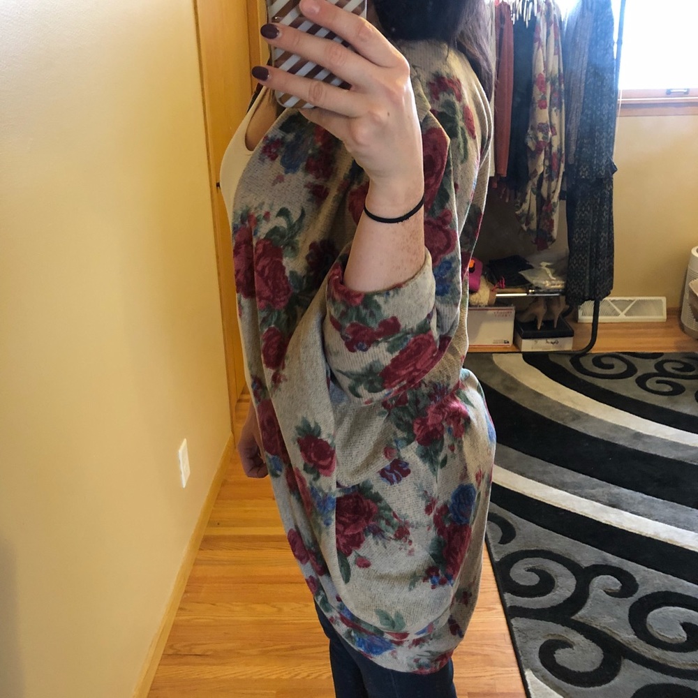 ๐ BOGO FREE SALE! ๐ LAST ONE! Floral Cardigan ๐ธ - Picture 3 of 6