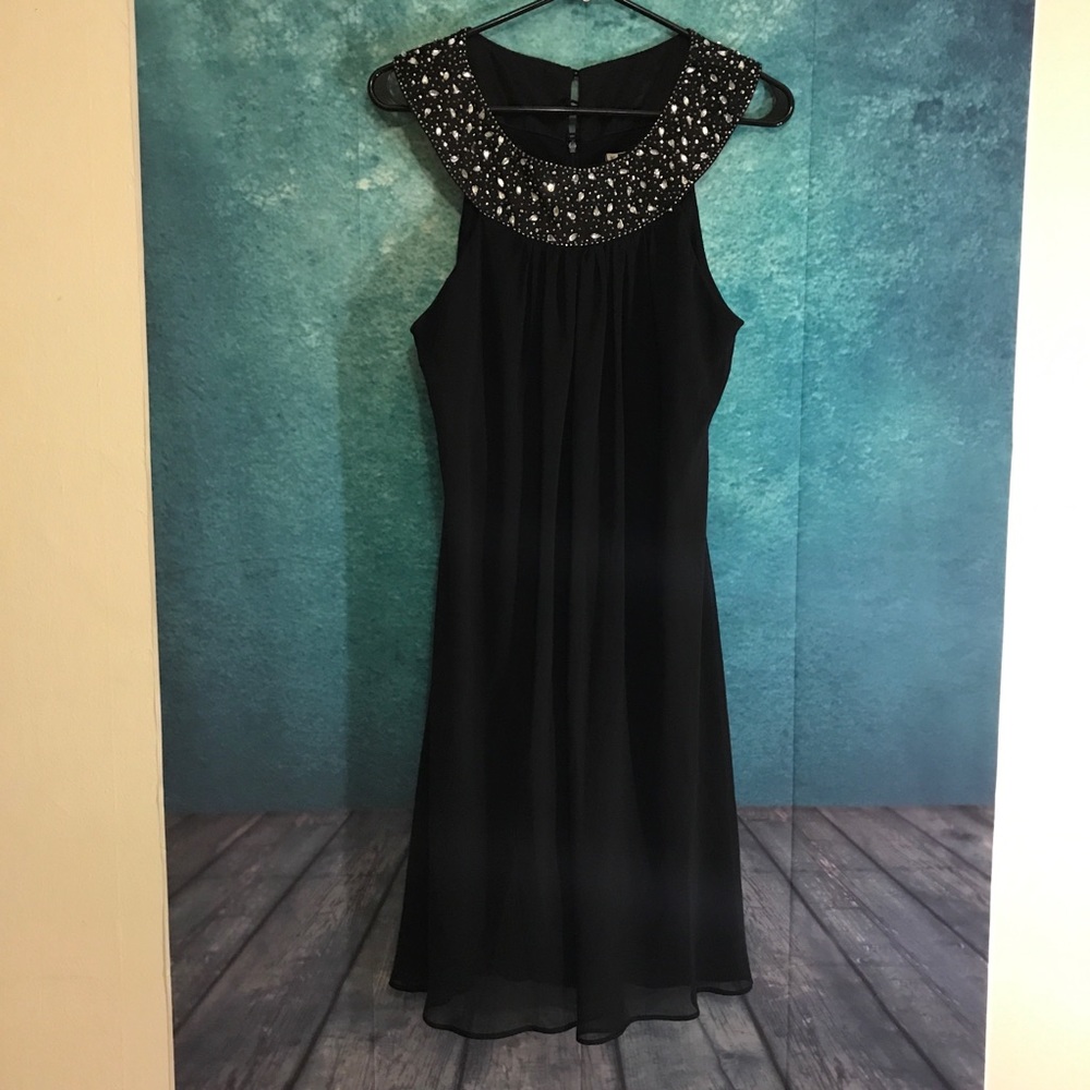 Js boutique pretty jewel neck black dress size 12