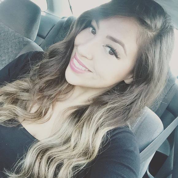 Meet your Posher, Christina - Picture 2 of 5