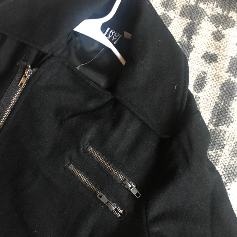 Black Jacket Roxy - Picture 2 of 2