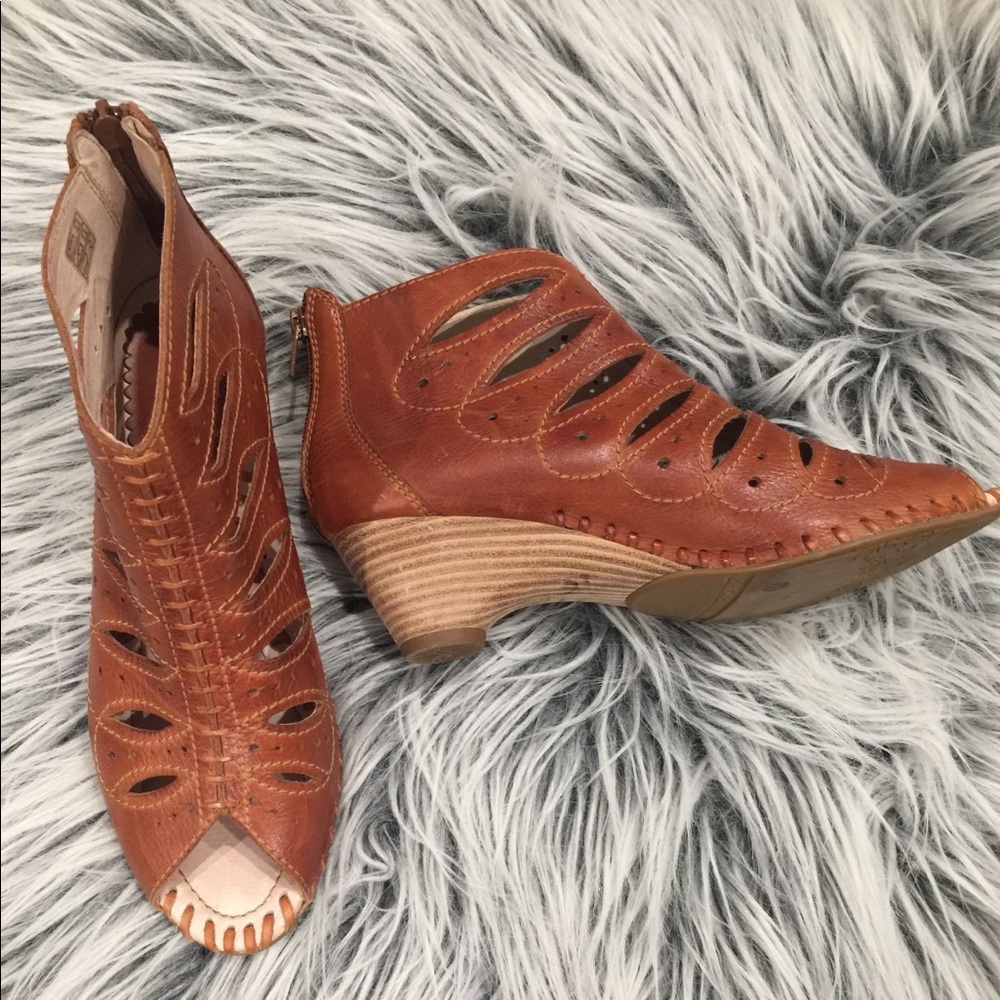 Pikolinos open toe ankle boot