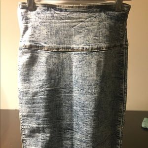 Vibrant small light washed denim high waited skirt