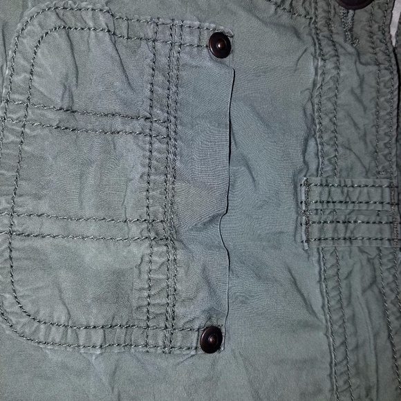 Green, khaki-material shorts - Picture 2 of 3