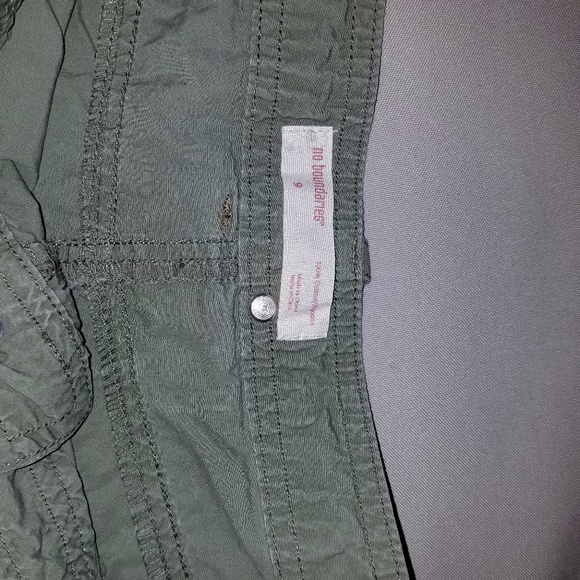 Green, khaki-material shorts - Picture 3 of 3