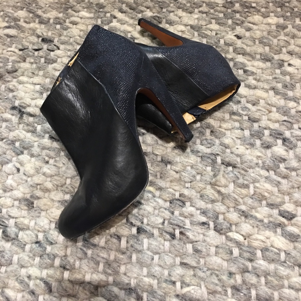 Badgley Mischka leather booties size 6