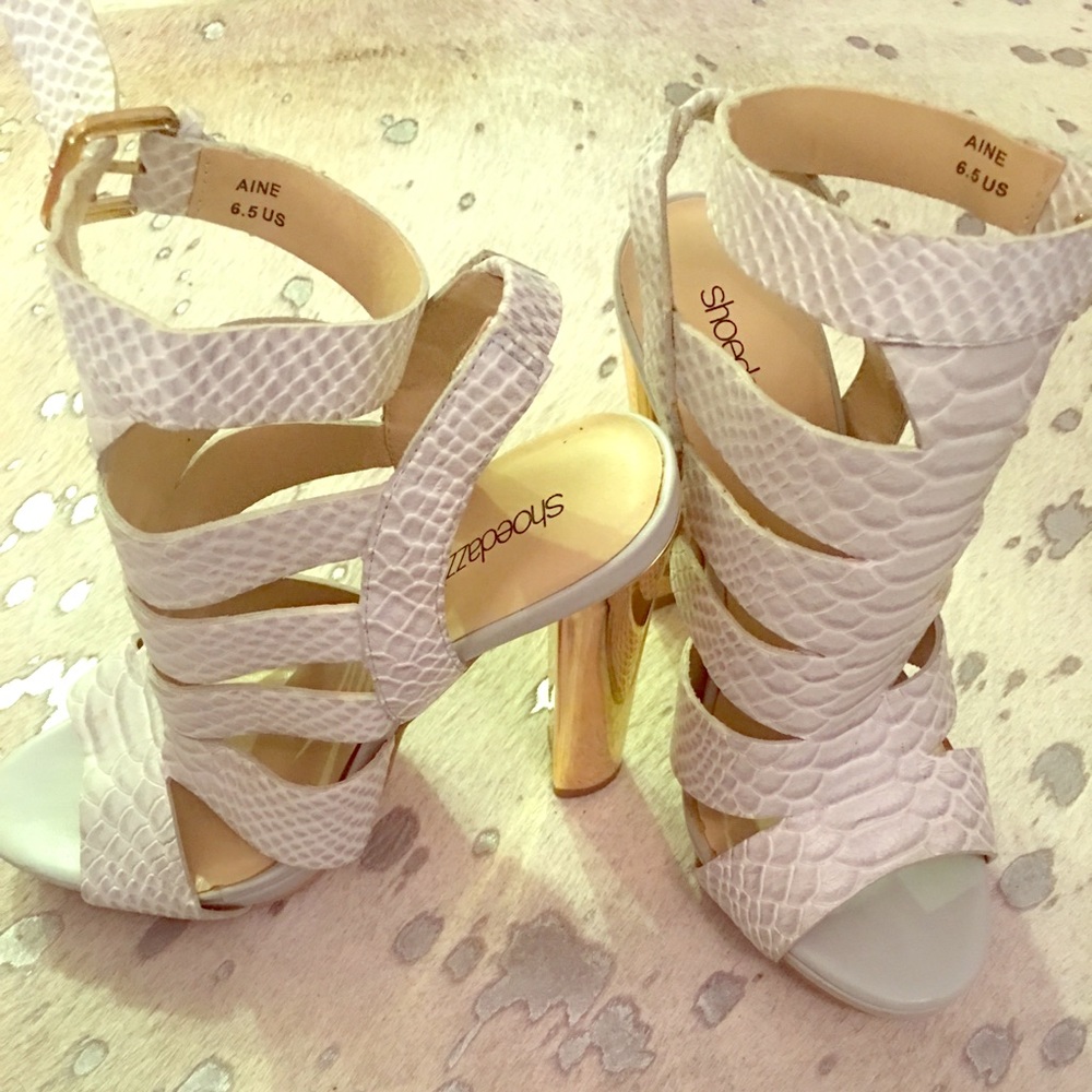 Shoe dazzle faux snake skin gold heel shoes!