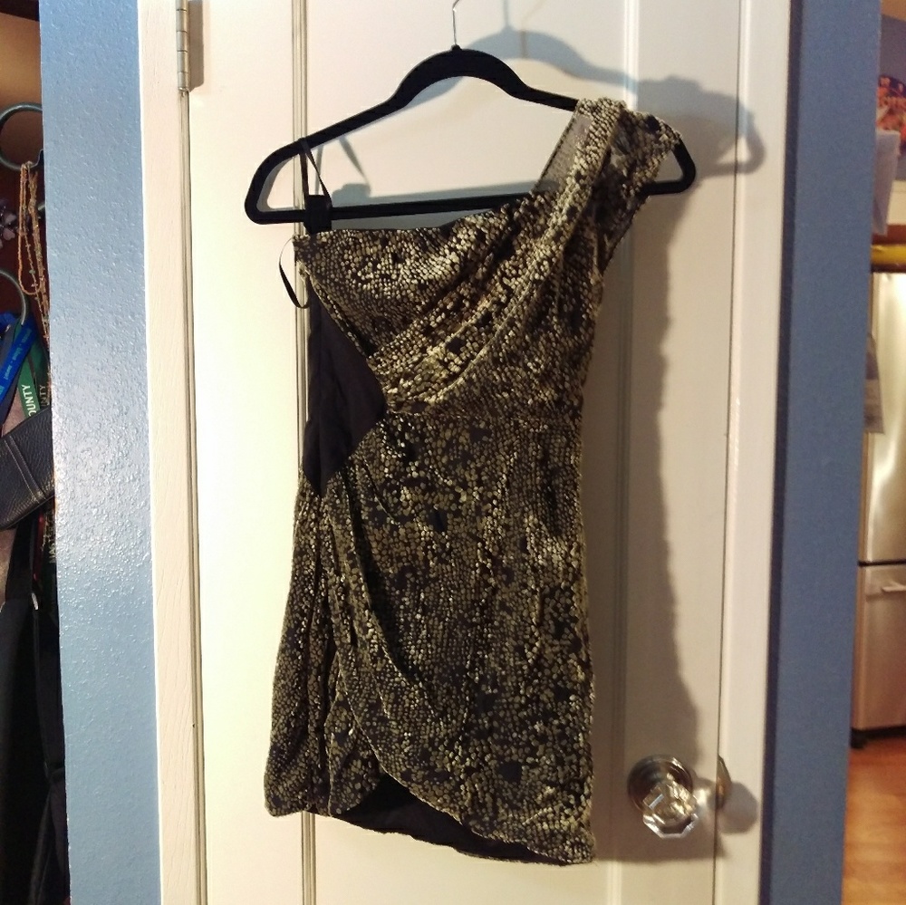Silence + Noise one shoulder velvet burnout top