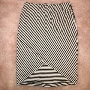 🌹black and white skirt