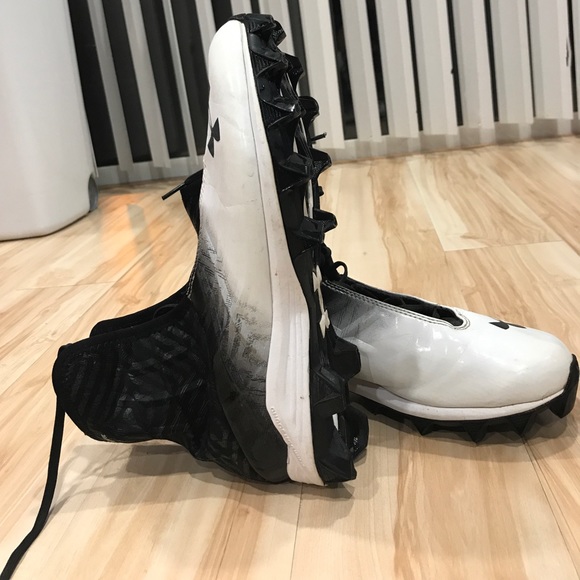 UNDER ARMOUR FOOTBALL CLEATS (SZ10) - Picture 3 of 6