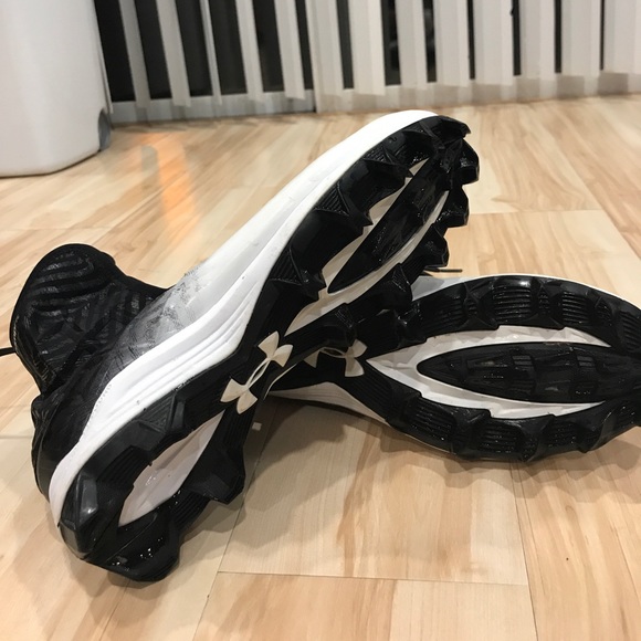 UNDER ARMOUR FOOTBALL CLEATS (SZ10) - Picture 4 of 6