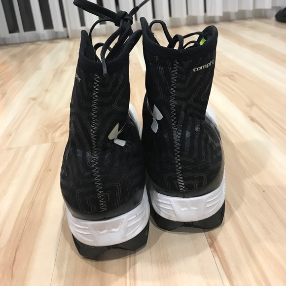 UNDER ARMOUR FOOTBALL CLEATS (SZ10) - Picture 5 of 6