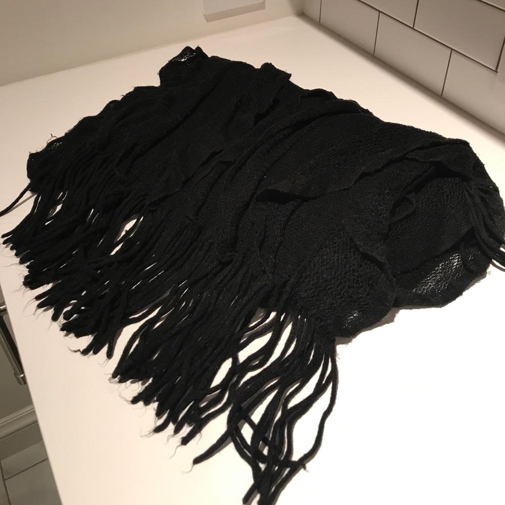 Black ruffled and tassels knit scarf