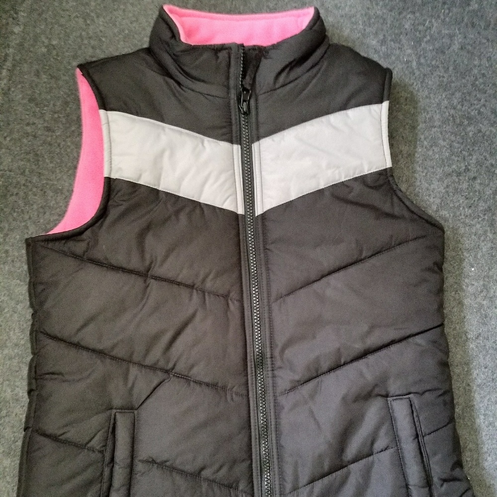 Girls XL black vest FITS like xs small juniors