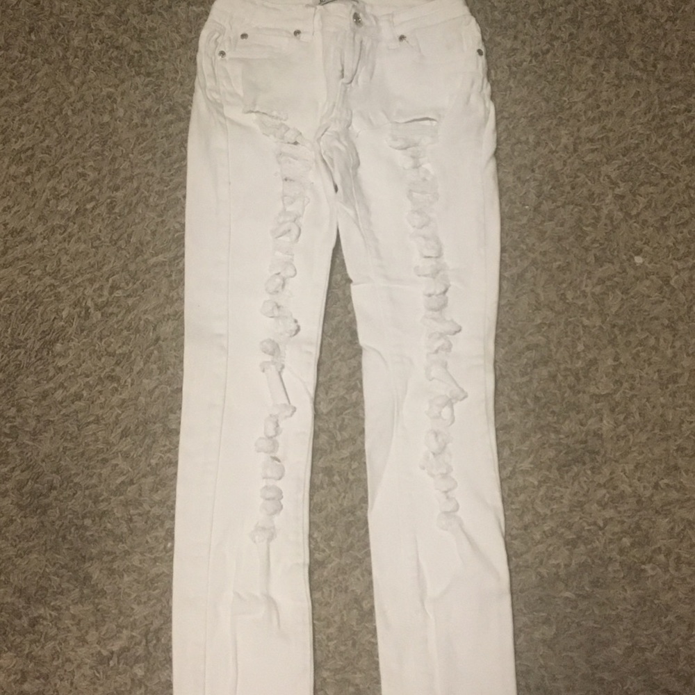 Women's SUPER CUTE WHITE JEANS W RIPS