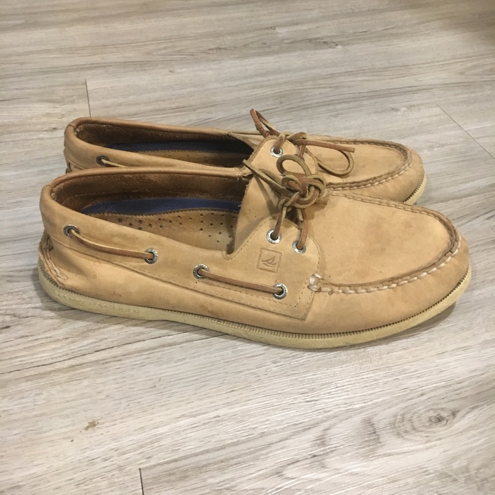 Light tan Sperry Topsiders