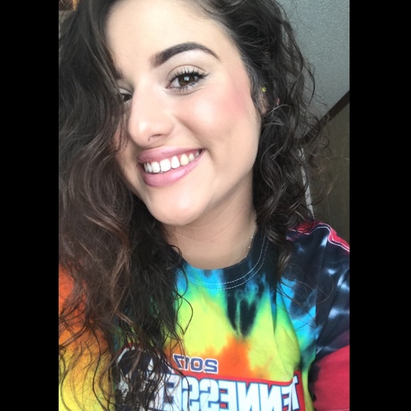 Meet your Posher, Caitlin - Picture 1 of 1