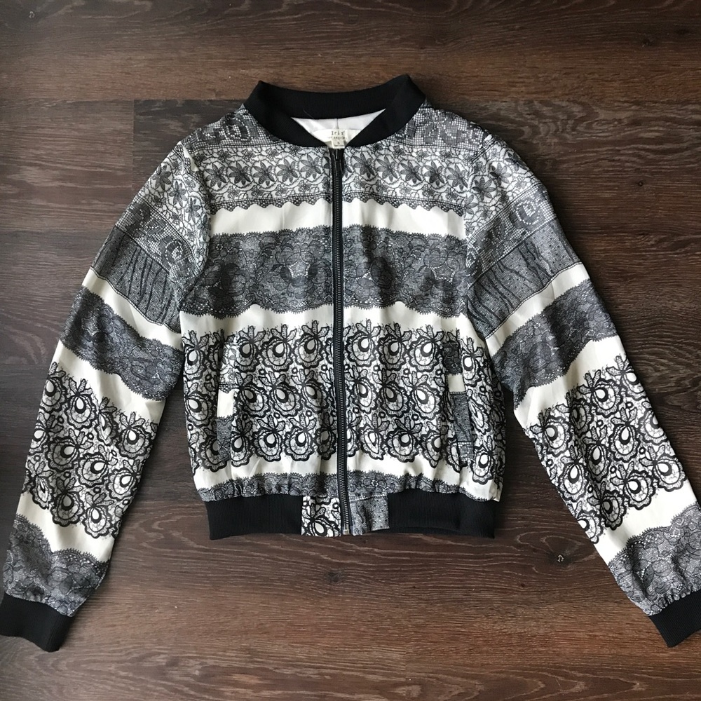 💥4/$25💥 Black Lace Printed Cream Color Jacket