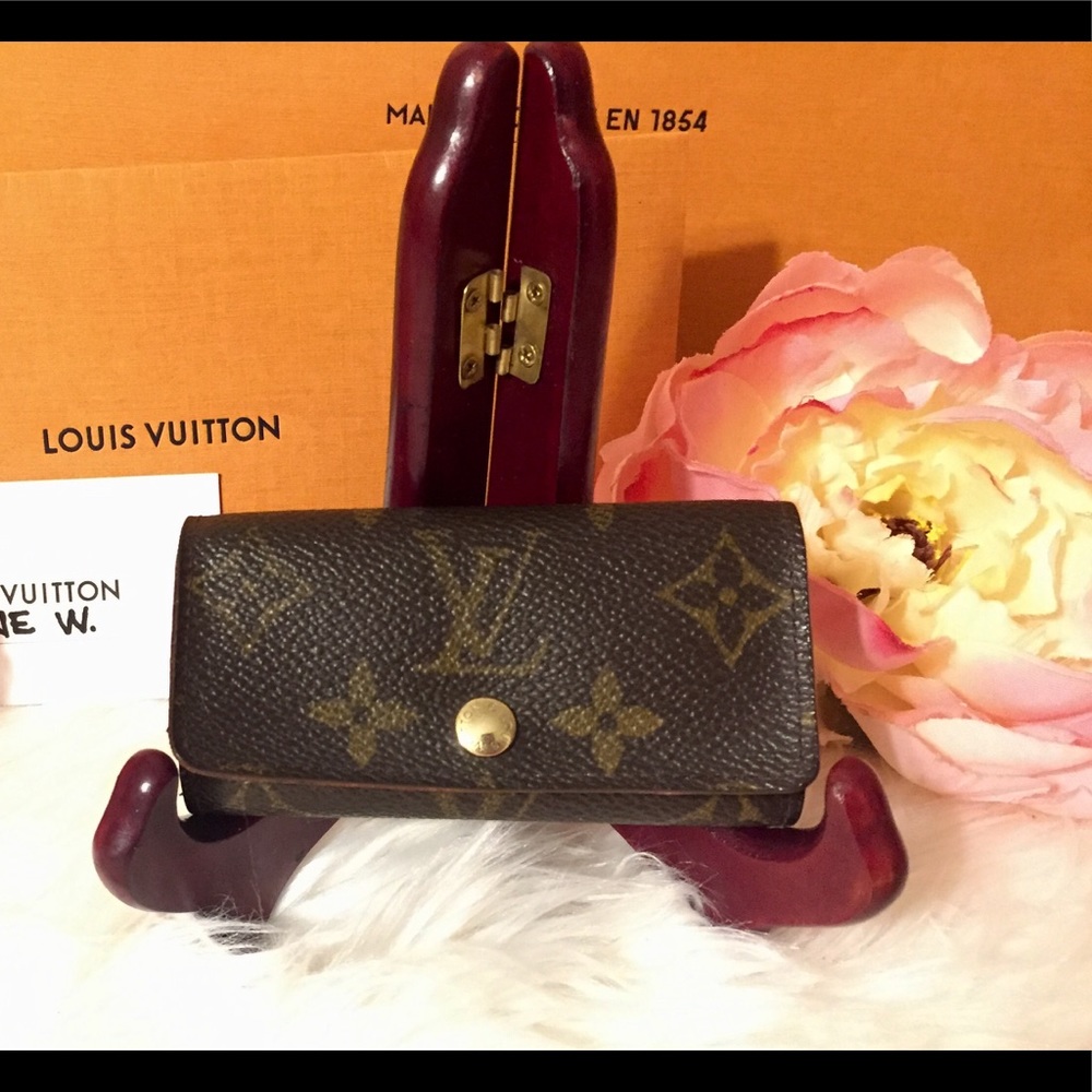 Authentic Louis Vuitton 4 ring Keyholder