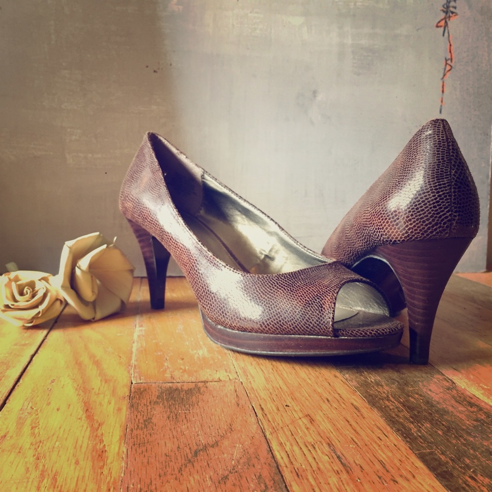 CCO Bandolino Chic Peeptoe Croc Print Pumps EUC
