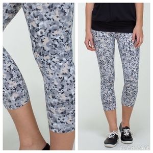 NWOT lululemon not so petite fleur WU crop 4
